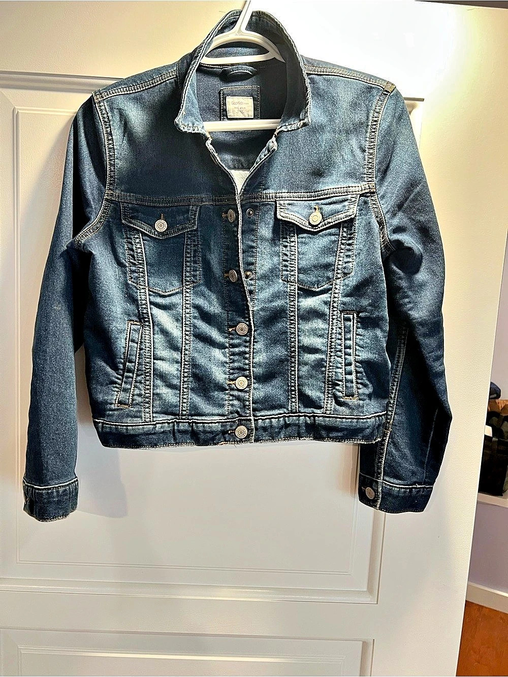 Gap 1969 Denim Jacket Blue KIDS XXL Plus, fits a women size medium.